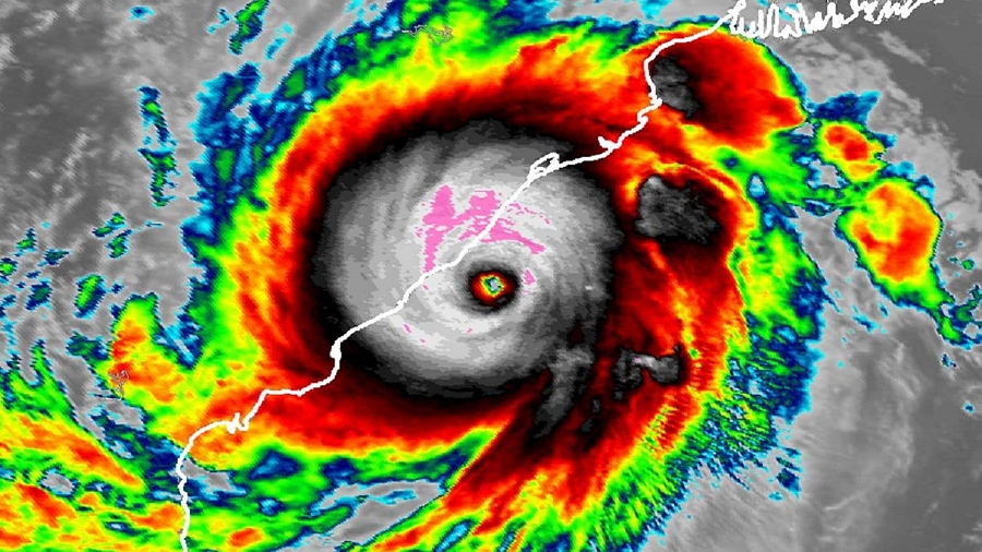 Zdjęcie satelitarne (w podczerwieni) cyklonu Fani. Fot. NASA.