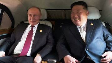Władimir Putin i Kim Dzong Un siedzą obok siebie w samochodzie.