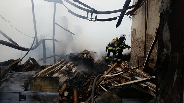 Gigantyczny pożar hal magazynowo-produkcyjnych w Jaworznie