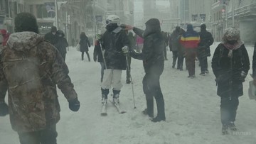Jeżdżą na nartach, rzucają śnieżkami i lepią bałwany. Niezwykłe obrazki ze stolicy Hiszpanii