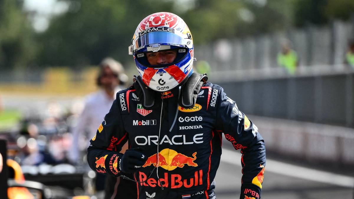 Kierowca Formuły 1 Max Verstappen w kasku i kombinezonie zespołu Red Bull Racing, podczas wyścigu.