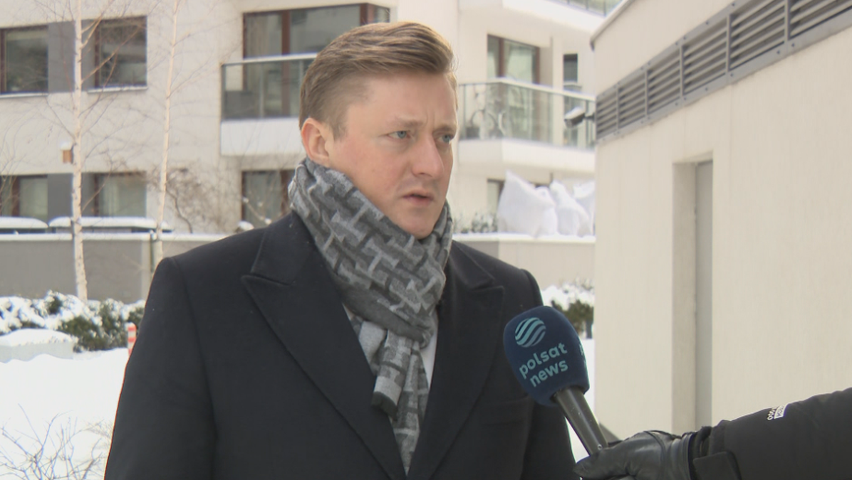 Zbigniew Ziobro udziela wywiadu przed budynkiem.