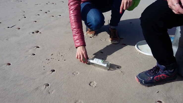 Bibliotekarki z Gdyni znalazły na plaży list w butelce. Nadawcą jest dziewczynka z Niemiec