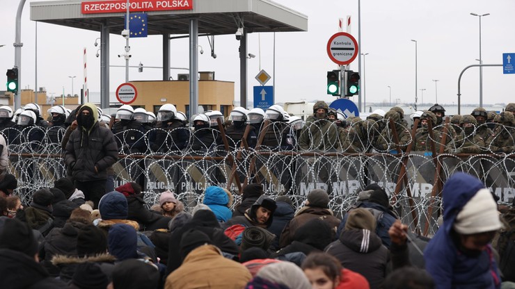 Granica polsko-białoruska. Przy przejściu granicznym w Bruzgach, migranci rozstawiają obóz