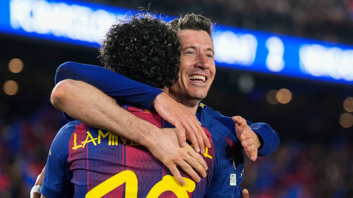 Dw&oacute;ch piłkarzy FC Barcelony świętuje gola, jeden z nich z numerem 10 na plecach obejmuje kolegę.