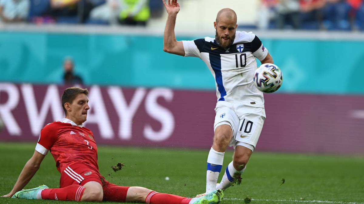 Teemu Pukki w akcji podczas meczu reprezentacji Finlandii.