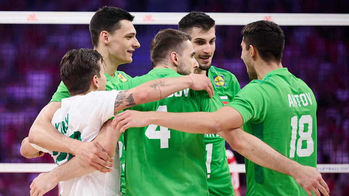 Siatkarze w zielonych strojach świętują razem na boisku.