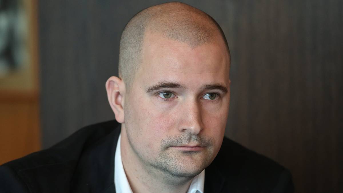 Portret mężczyzny w garniturze.