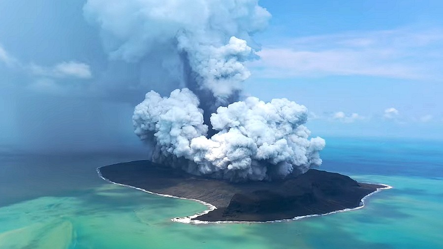Erupcja wulkanu na Tonga. Fot. YouTube / Taaniela Kula.