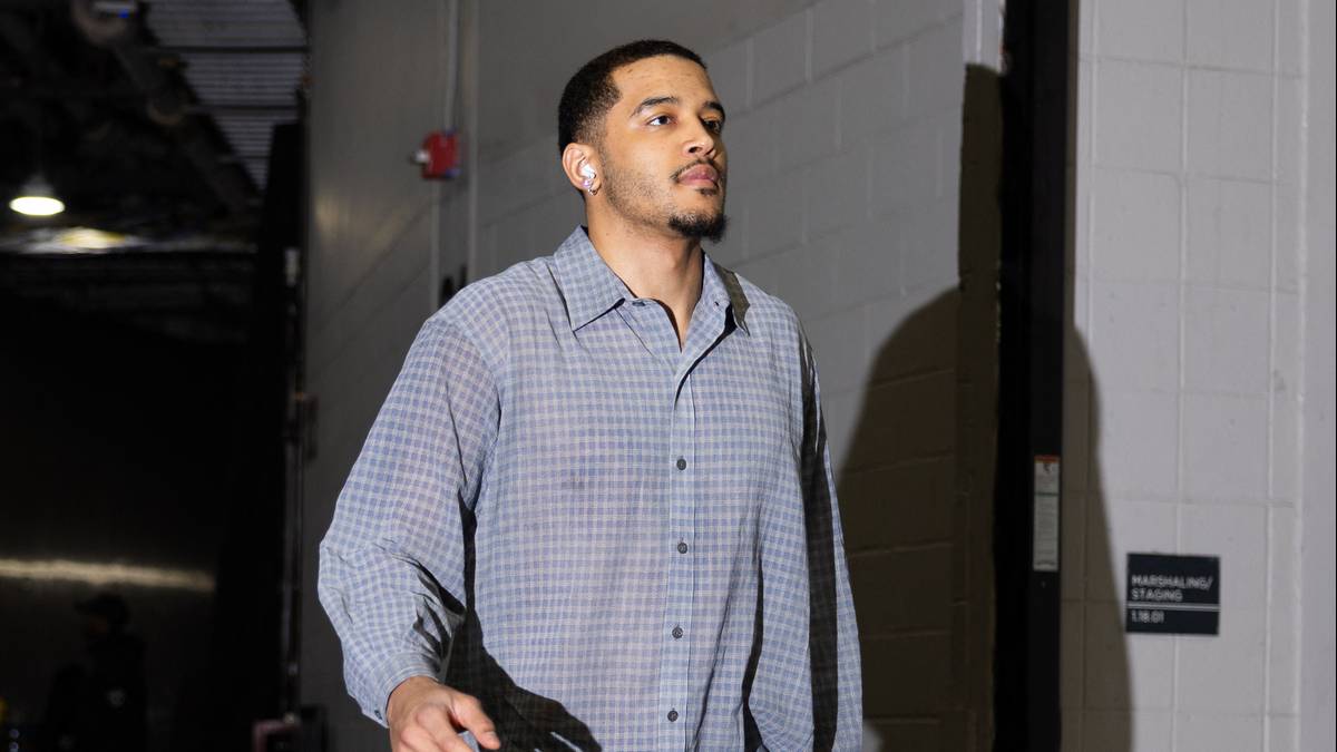 Jalen Brunson, gracz New York Knicks, idzie korytarzem