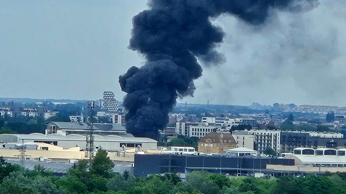 Wrocław: Pożar hali magazynowej. Kłęby dymu nad miastem