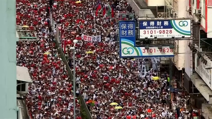 Demonstranci urządzili "pogrzeb kariery" szefowej władz Hongkongu