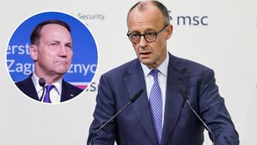 Friedrich Merz przemawia przy m&oacute;wnicy, obok zdjęcie Radosława Sikorskiego w okręgu.