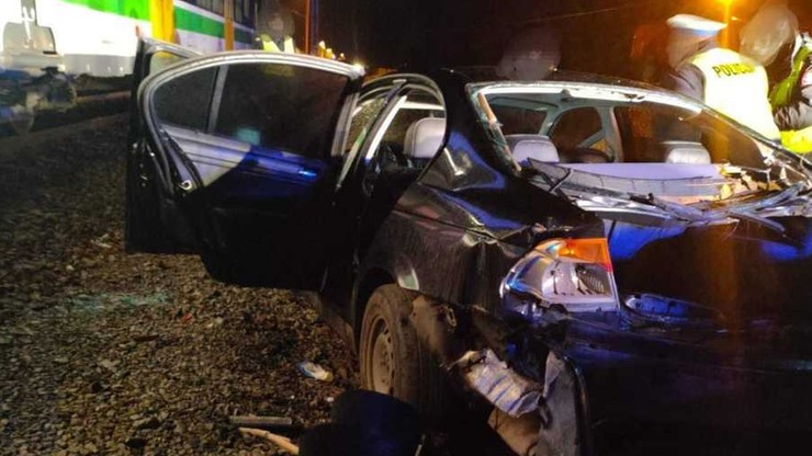 Mazowieckie: Auto spadło na tory, gdy nadjeżdżał pociąg. Za kółkiem pijany 22-latek