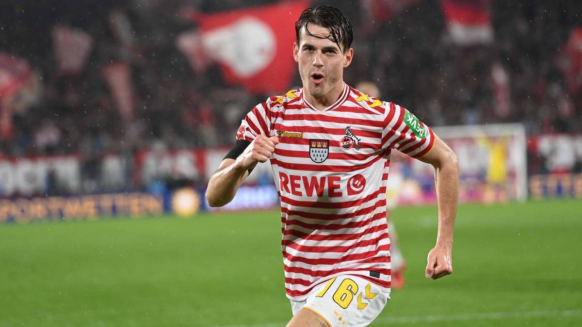 Piłkarz w czerwono-białym pasiastej koszulce FC Koeln, z numerem 16 na spodenkach, biegnie po boisku.