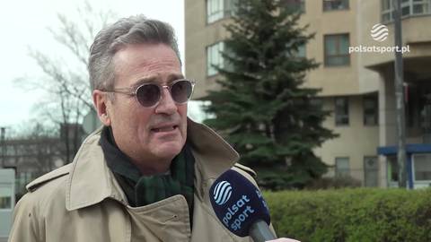 Tomasz Tomaszewski, ubrany w płaszcz i okulary przeciwsłoneczne, udziela wywiadu dla Polsat Sport.