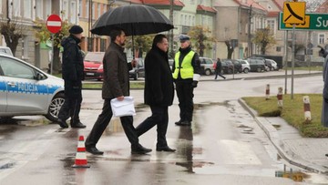 Tak wiceminister Zieliński przechodzi przez jezdnię. Zdjęcie podbija sieć