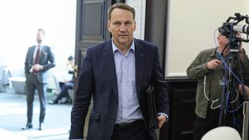 "Atak hybrydowy, w którym zginą ludzie". Sikorski apeluje do NATO
