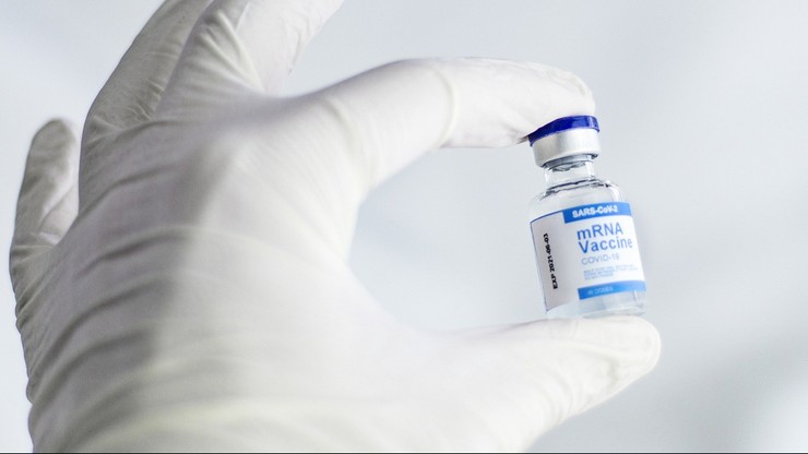 Eksperci: szczepionki Pfizera i Moderny skuteczne przeciw nowym wariantom koronawirusa