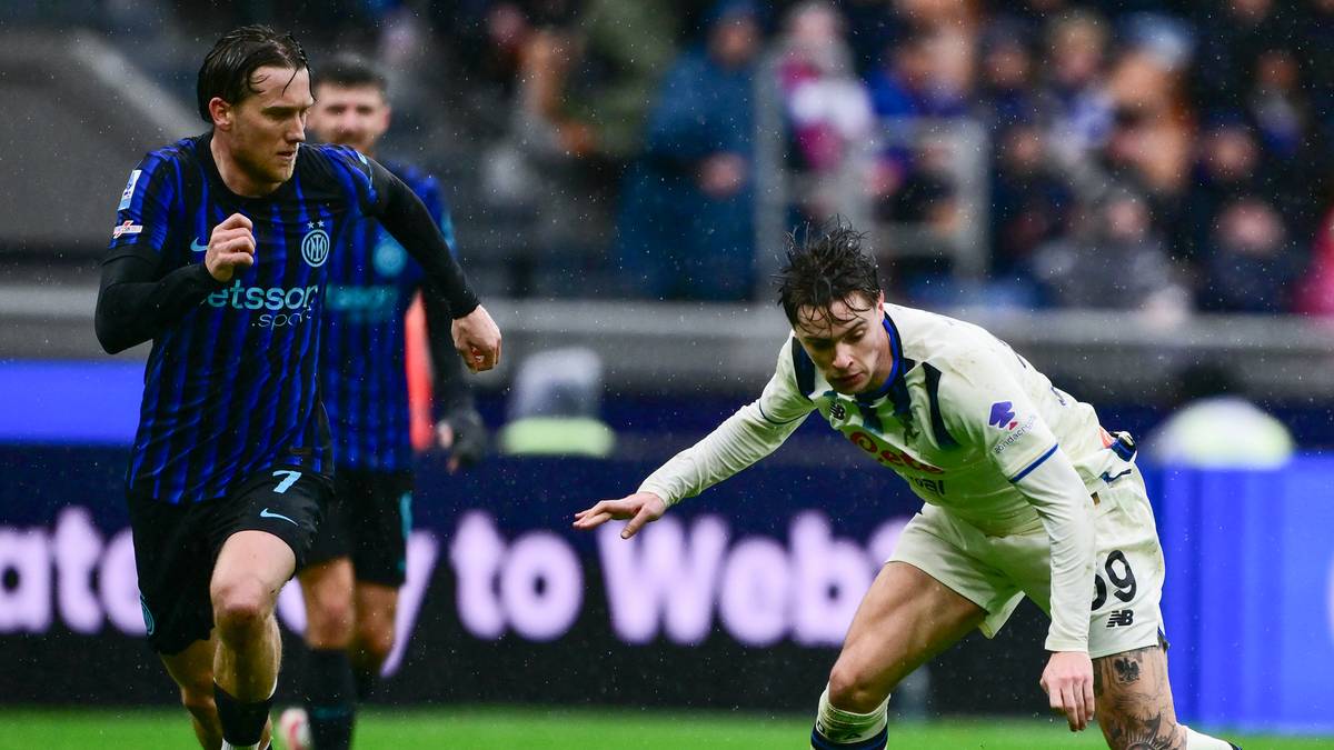 Dw&oacute;ch piłkarzy w akcji na boisku piłkarskim. Jeden w niebiesko-czarnej koszulce Interu, drugi w jasnej koszulce Atalanty.