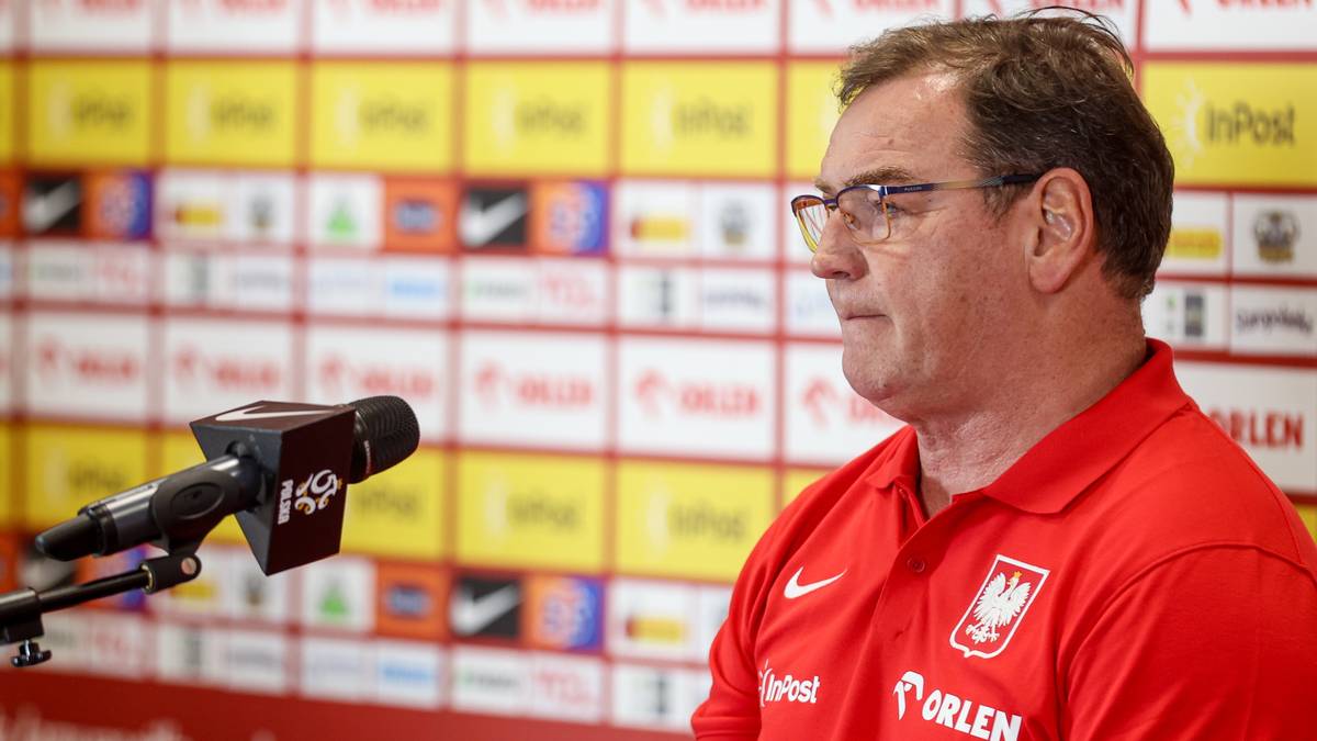 Michał Probierz, trener reprezentacji Polski, w czerwonej koszulce z orzełkiem, podczas konferencji prasowej.