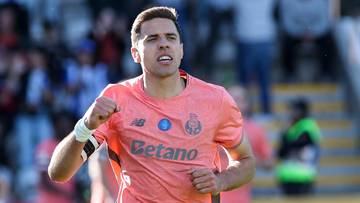 Piłkarz FC Porto biegnie po boisku, skupiony i zdeterminowany.