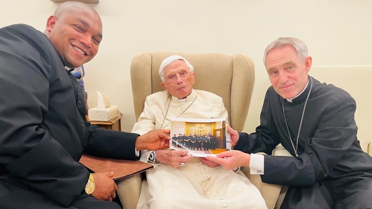 Nowe zdjęcia Benedykta XVI. Wierni zaniepokojeni