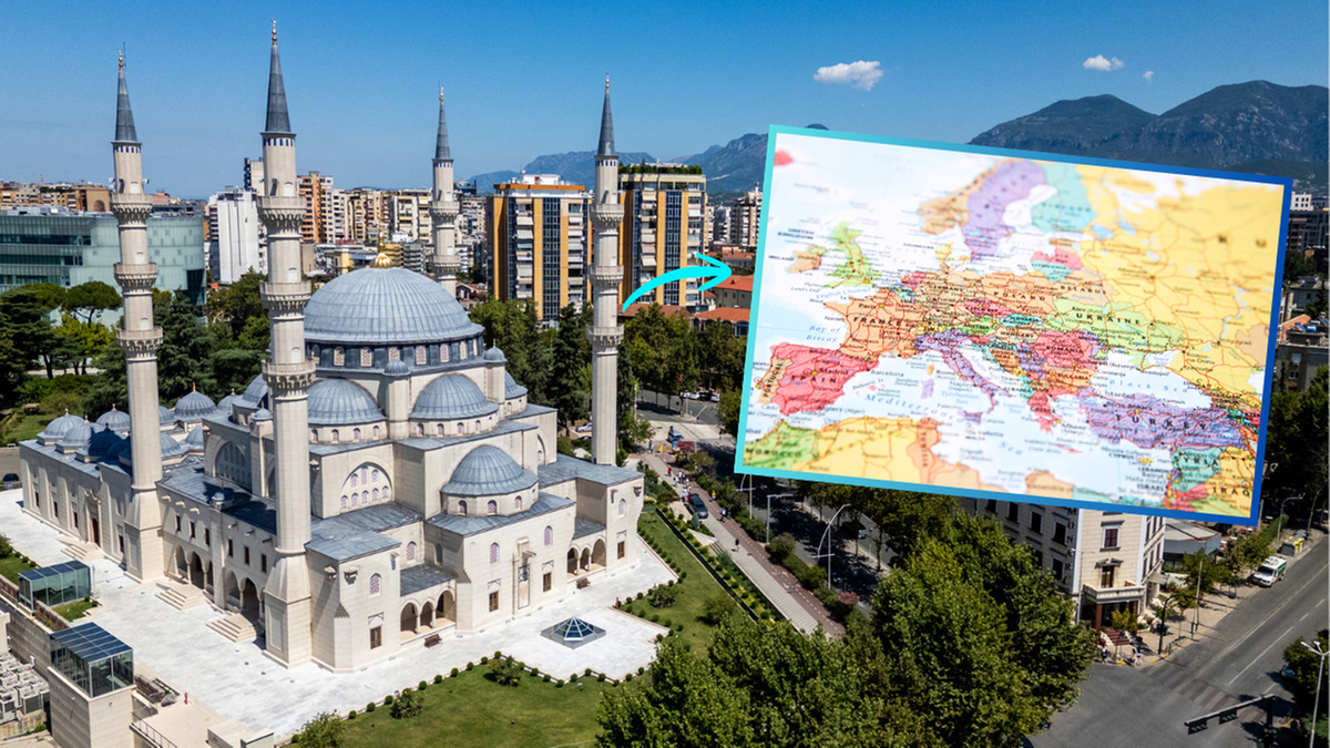 Widok z lotu ptaka na nowoczesny meczet z minaretami w mieście, z nałożoną mapą Europy wskazującą na Albanię.