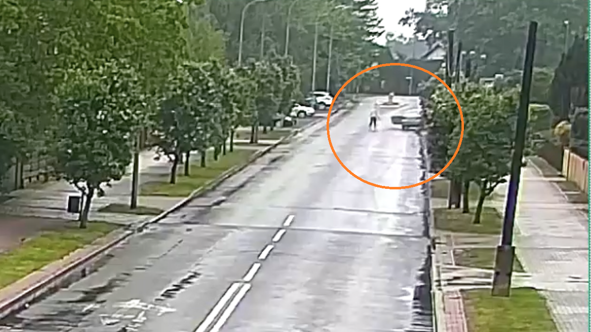Wysiadł z jadącego samochodu. Zaskakujące zachowanie kierowcy