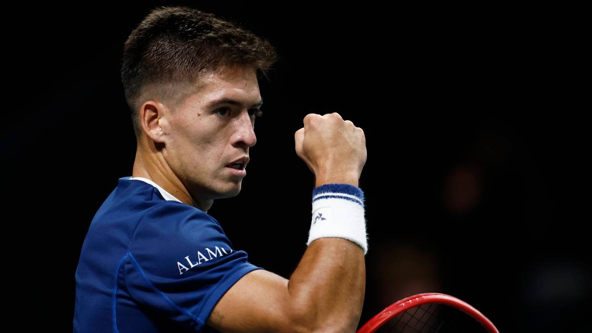 Tenisista z zaciśniętą pięścią podczas meczu.