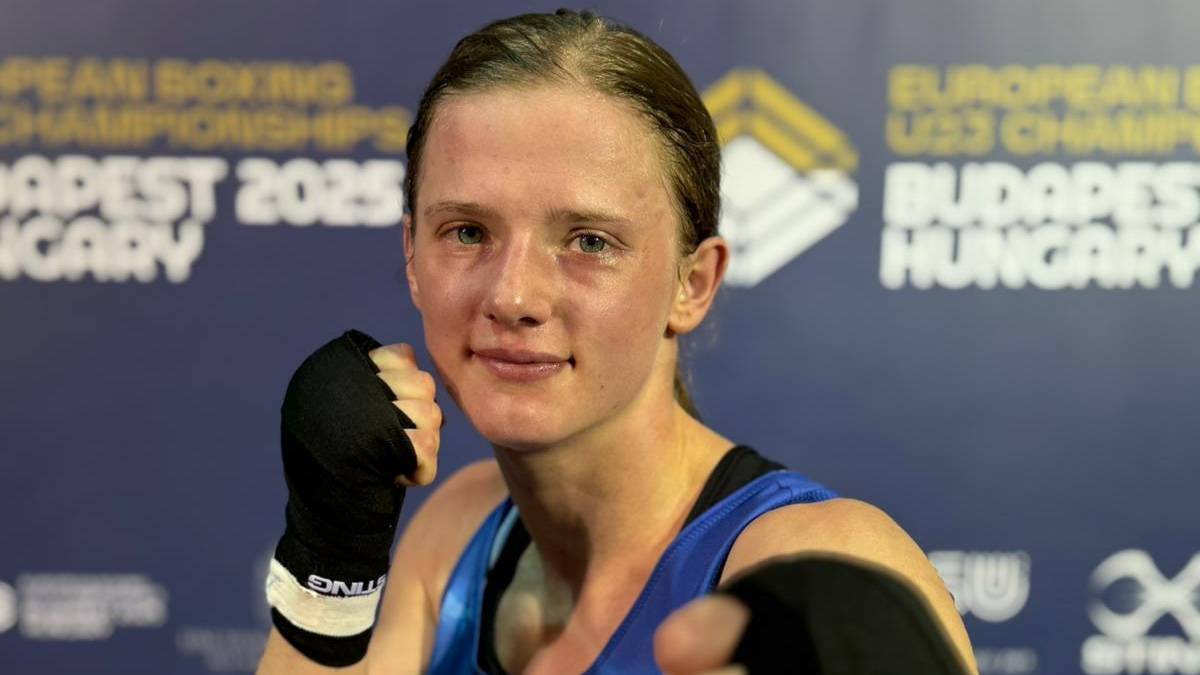 Bokserka w pozie gotowości do walki.