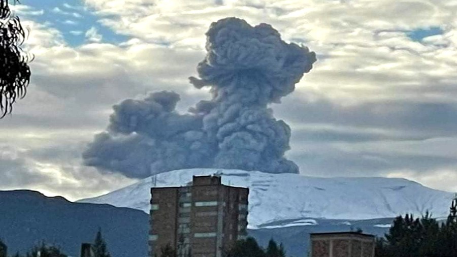 Erupcja wulkanu Nevado del Ruiz w Kolumbii. Fot. Twitter / GeologyHub @HubGeology.