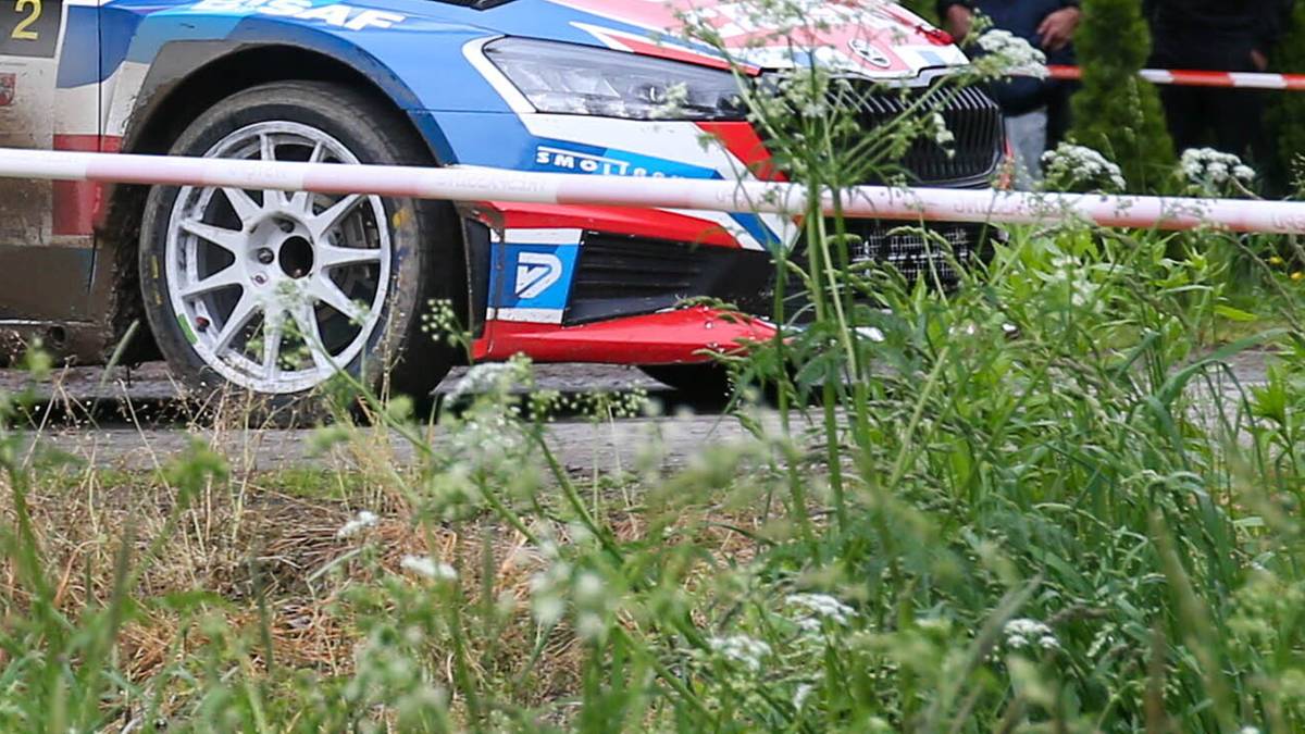Tragedia tuż przed Rajdem Polski. Kierowca uderzył w drzewo i zmarł 
