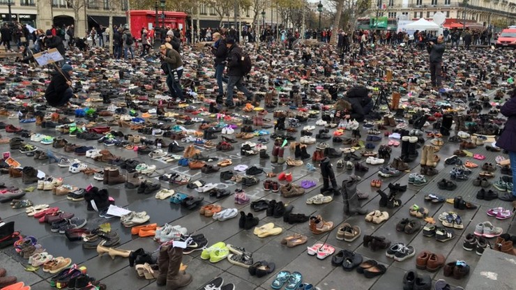 Na Placu Republiki w Paryżu ludzie protestują zostawiając tysiące par butów