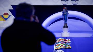 Trofeum Ligi Narod&oacute;w UEFA na podium, obok fragment flagi turniejowej.