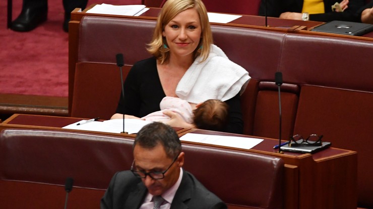 Senator nakarmiła dziecko piersią w australijskim parlamencie. "Tworzy historię"