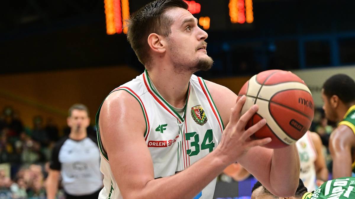 Gracz Śląska Wrocław z piłką w rękach przygotowuje się do rzutu.