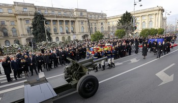 Pogrzeb króla Rumunii. Za trumną szły koronowane głowy z całej Europy [ZDJĘCIA]