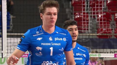 Siatkarz w niebieskiej koszulce z numerem 1 na piersi, z widocznymi logotypami sponsorów, podczas meczu.