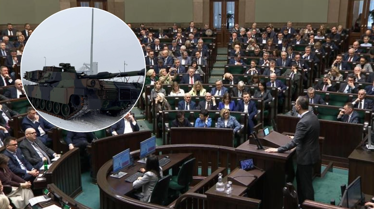 Sala sejmowa z posłami i przemawiającym przy m&oacute;wnicy, obok zdjęcie czołgu.