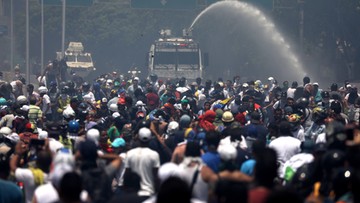 Wenezuela: starcia zwolenników Guaido z policją. Amerykanie nie wykluczają interwencji zbrojnej
