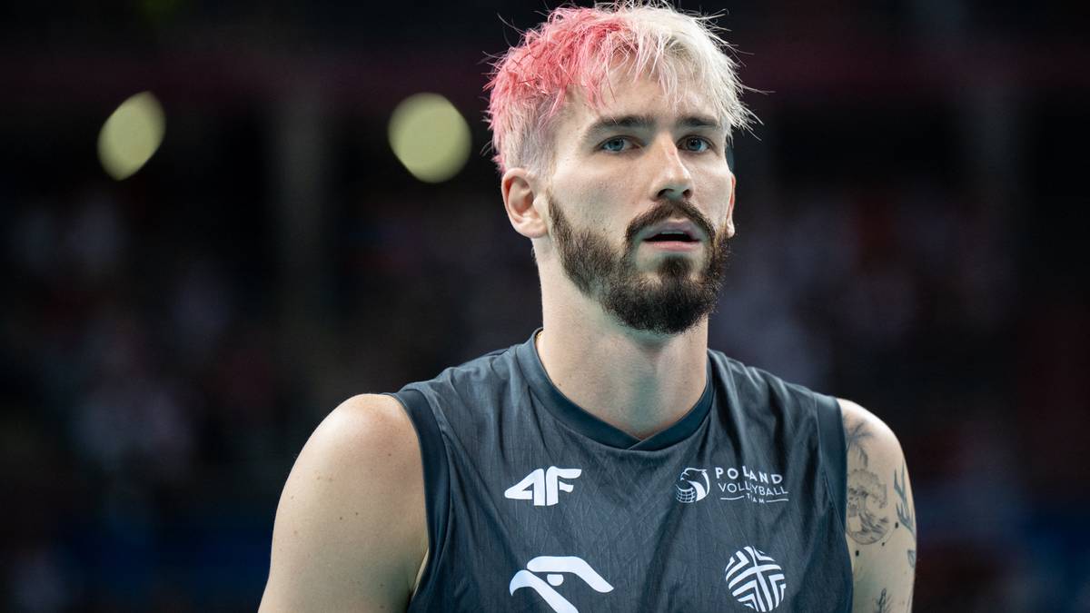 Siatkarz z blond i r&oacute;żowymi włosami w ciemnej koszulce sportowej.