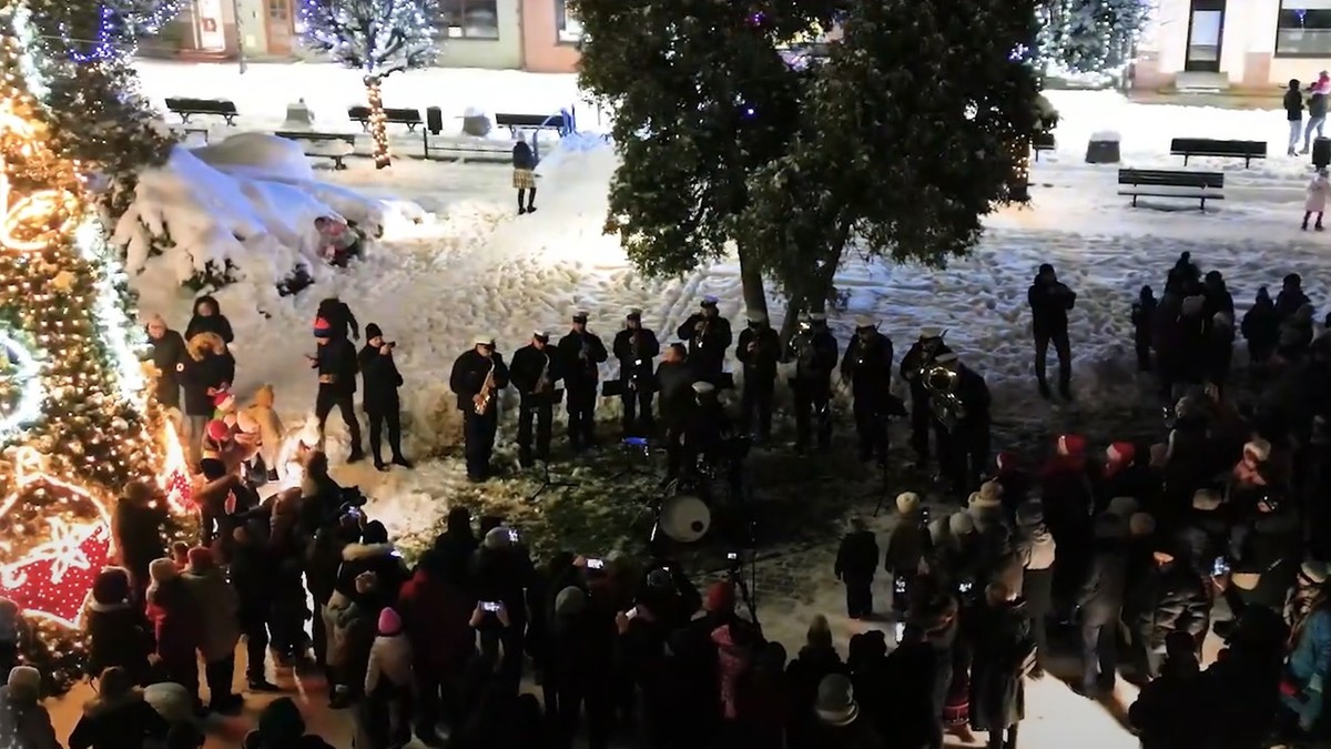 Świąteczny flash mob w Żorach. Zorganizowali go policjanci