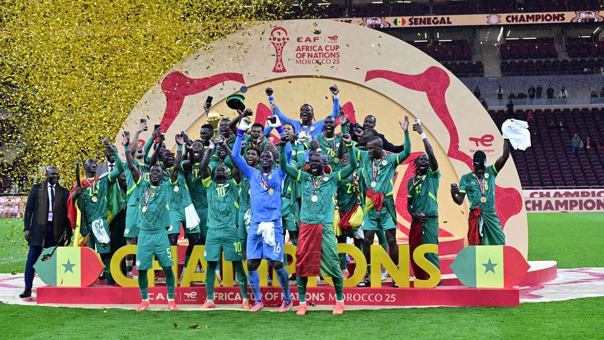 Drużyna piłkarska Senegalu świętuje na podium po zwycięstwie w Pucharze Narod&oacute;w Afryki.
