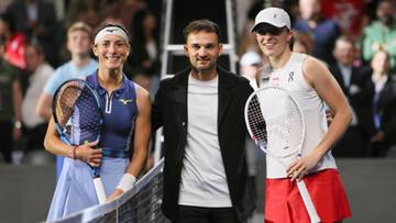 Iga Świątek i Gabriela Lee z mężczyzną w garniturze pozują do zdjęcia.