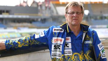 Stanisław Chomski w kurtce żużlowej przed stadionem.