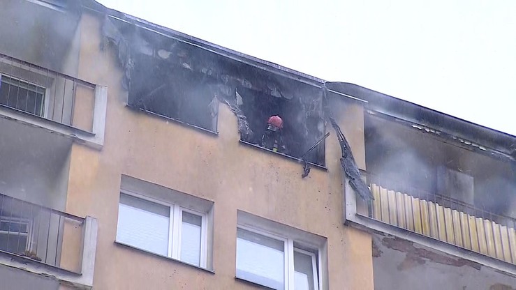 Pożar na ostatnim piętrze warszawskiego wieżowca. Mieszkanie doszczętnie spłonęło