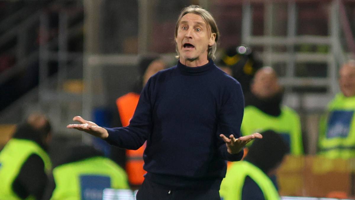 Trener Giampaolo gestykuluje na ławce trenerskiej podczas meczu piłki nożnej.