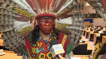 Przedstawiciele amazońskich plemion przybyli do Brukseli. "Zmiany klimatu niszczą nasze życie"