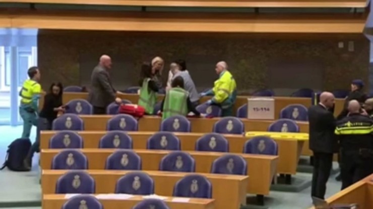 Próba samobójcza w holenderskim parlamencie. Domagał się legalizacji marihuany